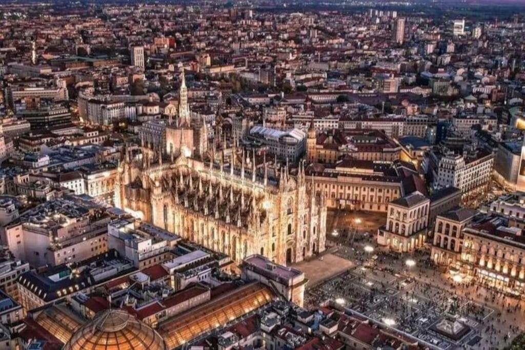 Ad Un Passo Dal Duomo Elegante Appartamento Wifi Milano Exterior foto