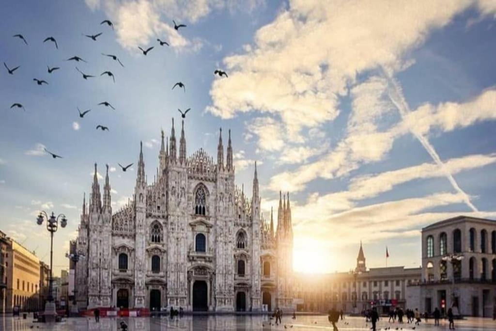 Ad Un Passo Dal Duomo Elegante Appartamento Wifi Milano Exterior foto
